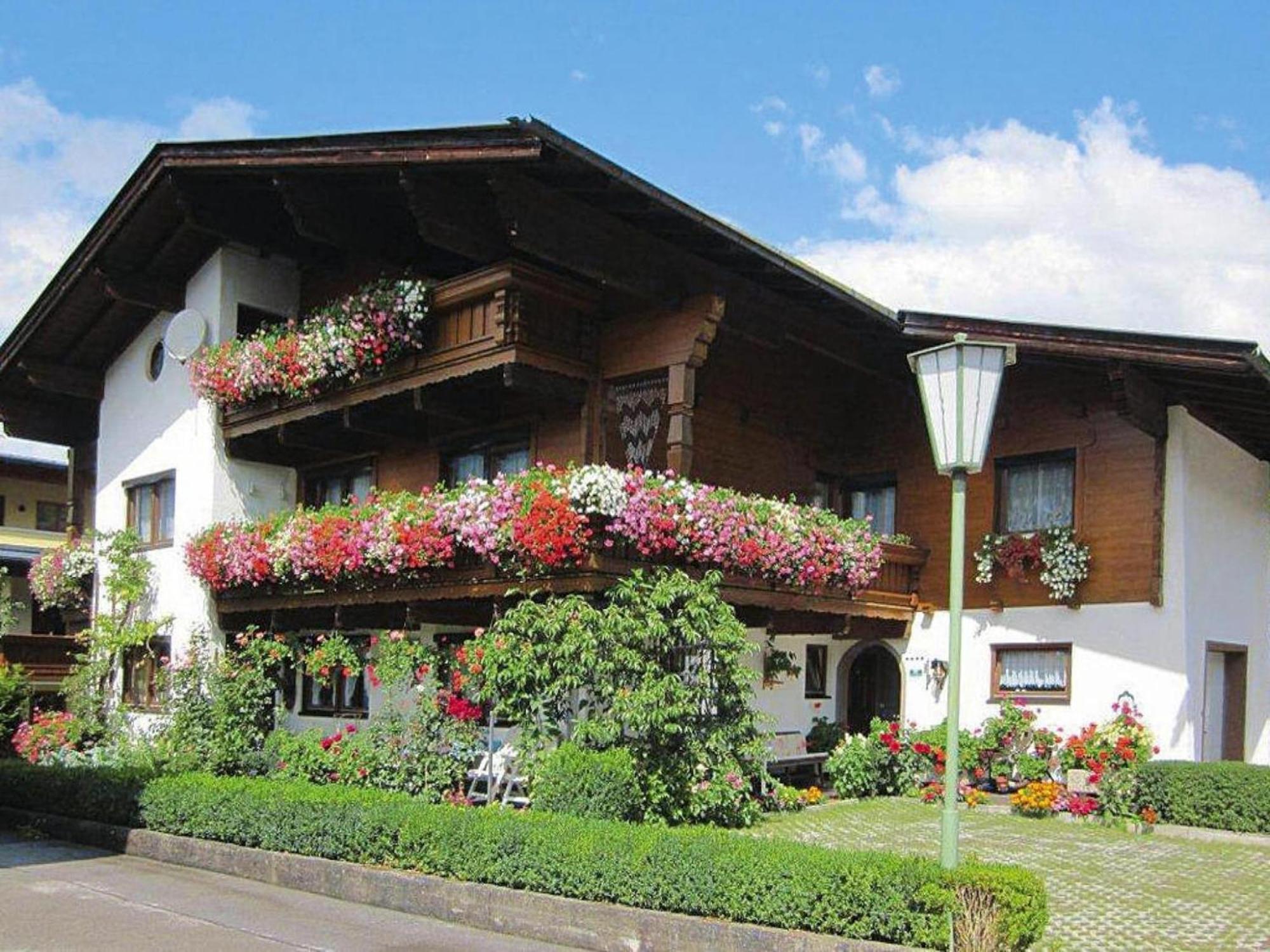 Apartment In F Gen With Parking Space Fügen Екстериор снимка